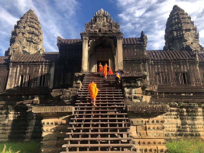 1-Day Angkor Wat Private Tour with Spanish Tour Guide. - What the $125 price really covers
