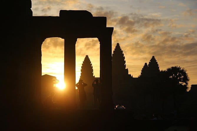 1 Day Angkor Wat with Sunrise Tour - Angkor Wat: grandeur, carvings, and a long morning