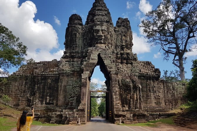 1 day special Tour: Angkor Wat,Bayon,Ta Prohm, Bantey srei and Beng Mealea - Angkor Thom and Bayon: faces, gates, and a change of scale