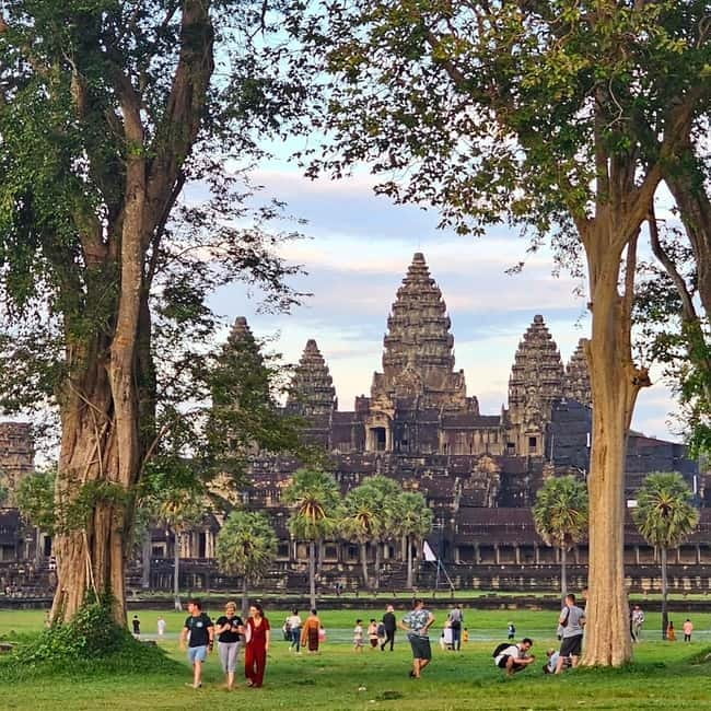 1-Day Trip to Angkor Wat with a Private or Shared Guide in Spanish - The Terraces and Baphuon