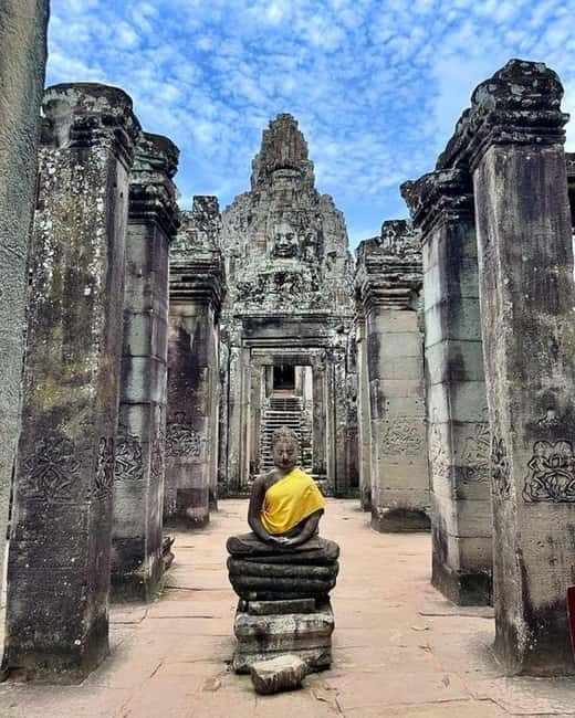 1-Day Trip to Angkor Wat with a Private or Shared Guide in Spanish - Meeting your guide in Siem Reap