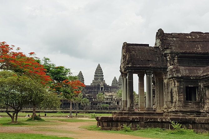 2 Day private tour: Small tour, Big tour, sunrise and sunset,floating village. - Day one: Angkor Thom, Bayon, and the small circuit