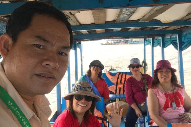 2-Day tour with sunrise - The guide makes the stones readable