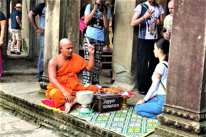 2 Days Exclusive Temple Highlights with Sunset and Sunrise Tour - The guide and vehicle make the heat manageable