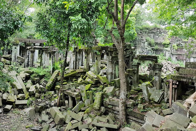 2-Days Private Tour in Angkor Sunrise, Banteay Srei and Beng Mealea Temple - Bayon gives the first change of mood