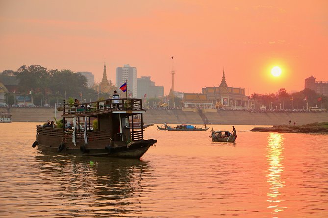 2hours Private Sunset Cruise with unlimited beer, soft drinks and Tour guide - The guide’s role: history without a classroom