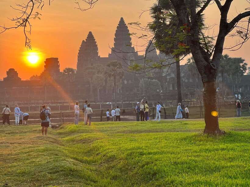 Angkor Wat 2-Day complex Sun rise & Sun set with Guided Tour - Guides, group size, and transport