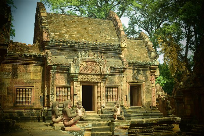 Angkor Wat & Banteay Srey Tour - A long temple day that covers the essential contrasts