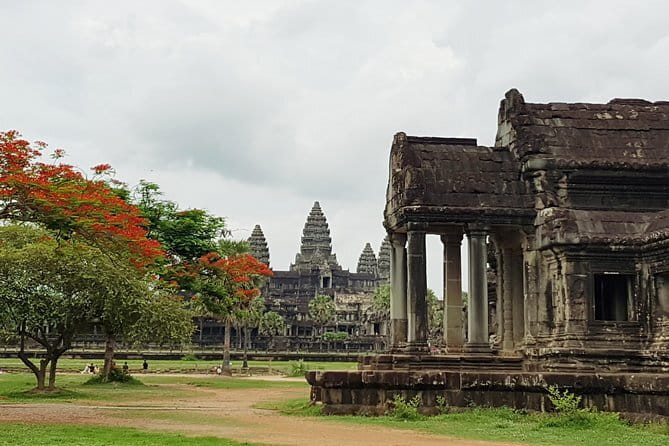 Angkor Wat Guided Tour - The guide can change the whole day