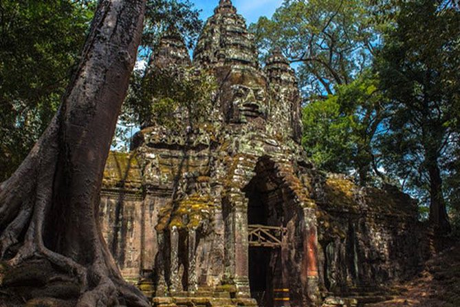 Angkor Wat highlight Tour From Sunrise -Small Group - Bayon Temple and its many stone faces