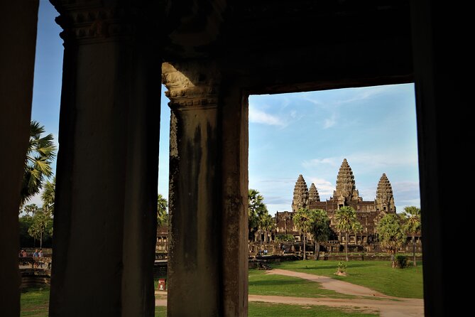 Angkor Wat Highlights and Sunrise Guided Tour from Siem Reap - Angkor Thom and the South Gate