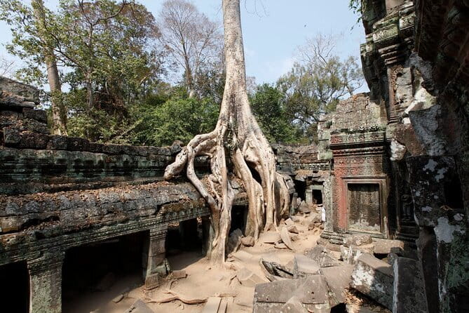 Angkor Wat & Small Tour with Bonteay Srei Temples - Phnom Bakheng and the hilltop setting
