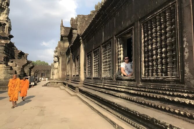 Angkor Wat & Small Tour with Bonteay Srei Temples - Starting at Angkor Wat before the crowds