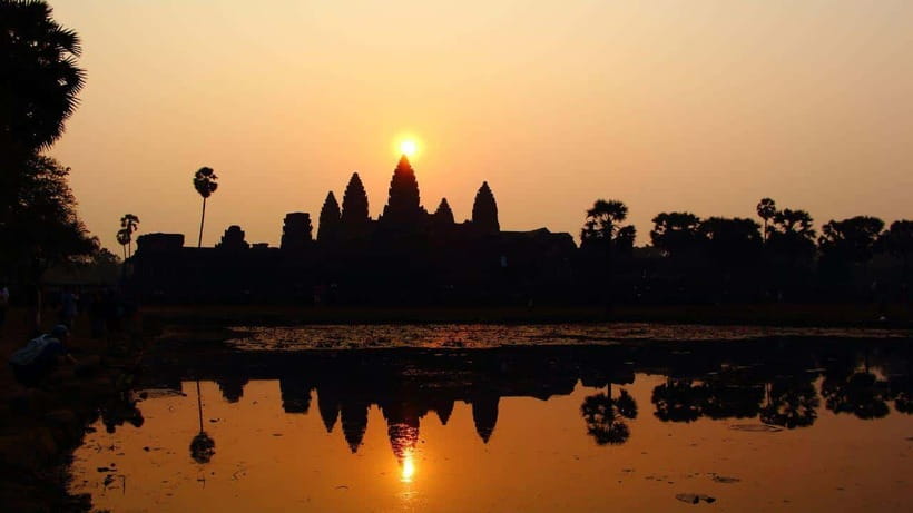 Angkor Wat: Sunrise: Ta Prohm and Bayon Temple Tour - Angkor Wat at first light