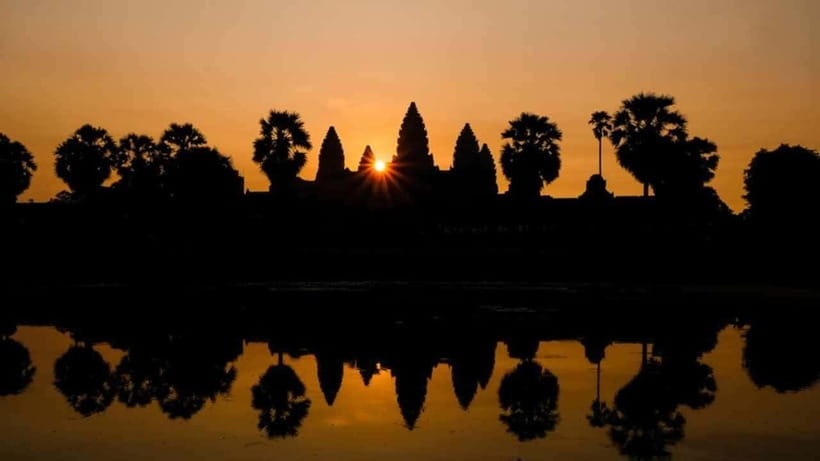 Angkor Wat: Sunrise: Ta Prohm and Bayon Temple Tour - Breakfast and a pause at Srah Srang