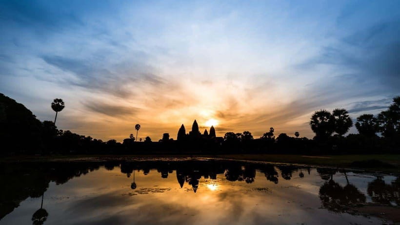 Angkor Wat: Sunrise: Ta Prohm and Bayon Temple Tour - Before sunrise at Angkor Wat