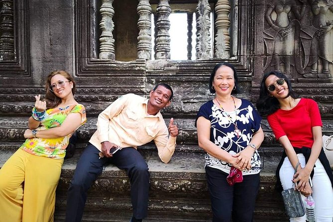 Angkor Wat Sunrise tour with Small - Group and Guide tours - Angkor Thom and Bayon: faces at the center of a capital