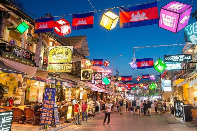 Apsara Show Dinner and Night Market Pub street - Who will enjoy this evening most?
