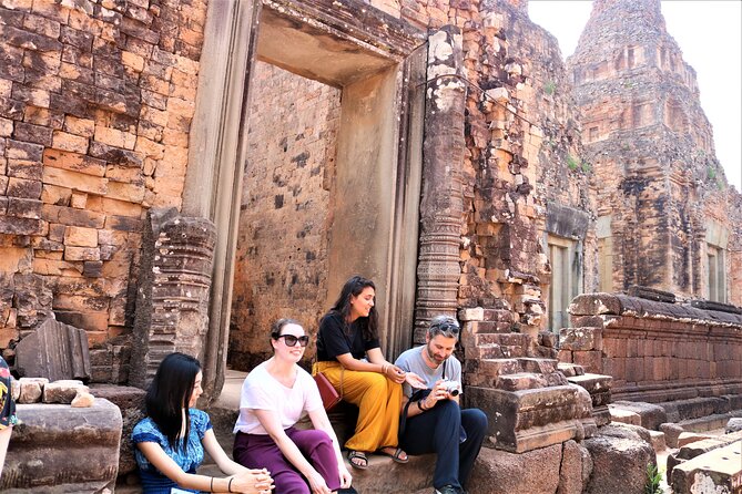 Banteay Srei and Grand Circuit Heritage Tour from Siem Reap - Phnom Bakheng ends the day above the trees