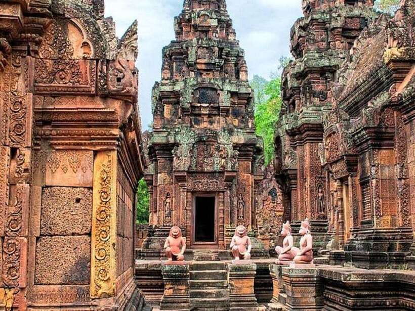 Bantreay Srei , Kbal Spean and Landmine Museum with Tuk Tuk - Banteay Srei and its close-up carvings