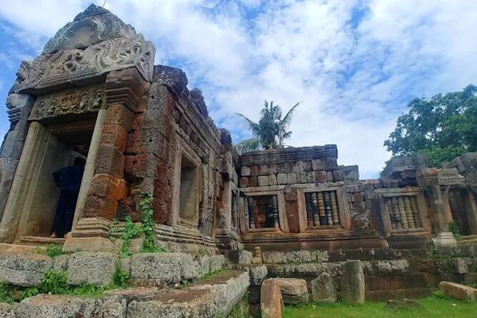 Cambodia Wildlife Sanctuary and Countryside Tour - Four hours with rescued animals at Phnom Tamao