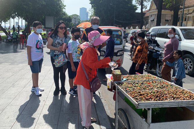 Day Tour In Phnom Penh With Bophany - Independence Monument: a quick start in the city center