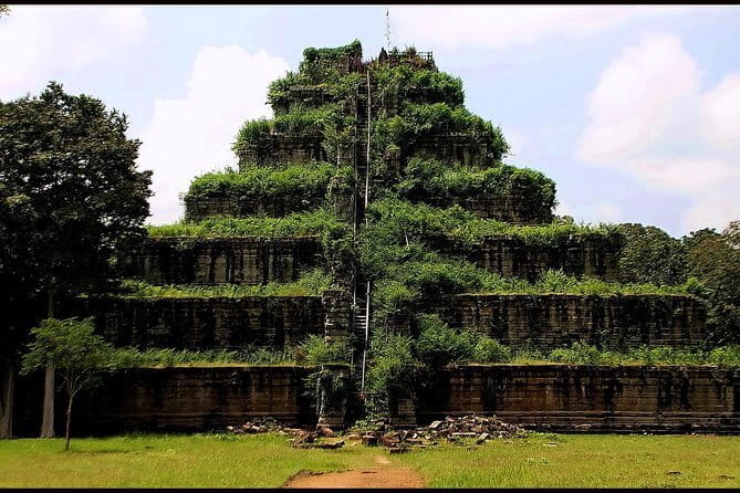 Explore Angkor Wat Sunrise Small Tour Private VIP Car - The royal terraces and their carved elephants