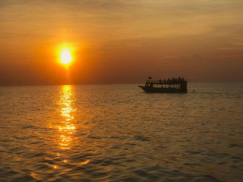 Exploring the Enchanting Kampong Phluk Floating Village - How the small-group format affects the day
