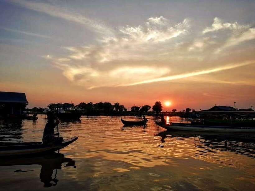 Floating Village and Tonlé Sap Sunset Tour - Meeting a family who lives on the water