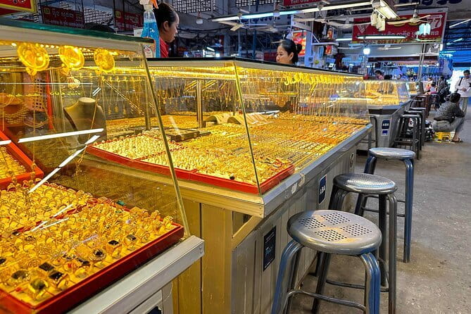 FREE Siem Reap Market & Local Temple Tour - The final drink and a walk to the end point