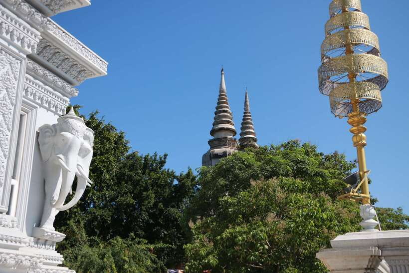 From Phnom Penh: Oudongk Mountain and Koh Chen Island Tour - Meeting the Buddhist nuns