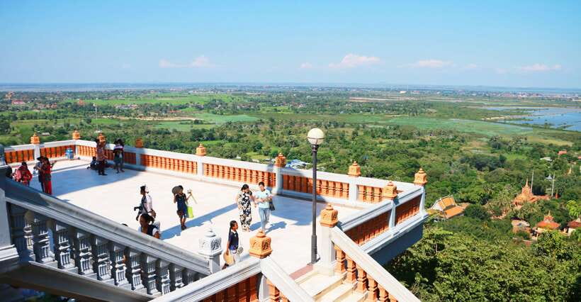 From Phnom Penh: Oudongk Mountain and Koh Chen Island Tour - How the day feels in practice