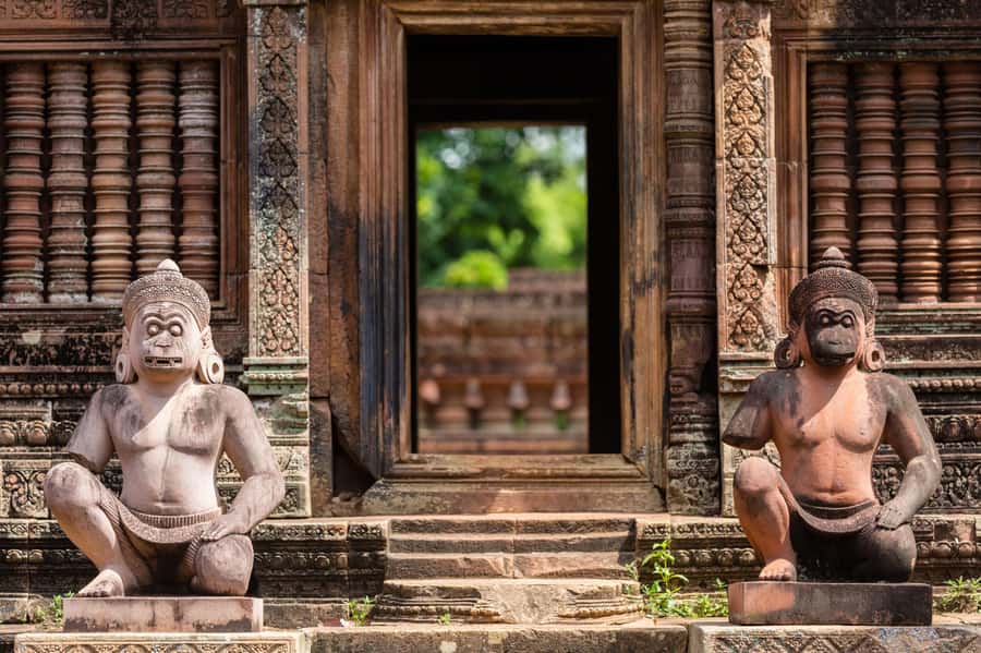 From Siem Reap: Banteay Srei Temple & Grand 5 Temple Tour - Banteay Srei rewards a slower look