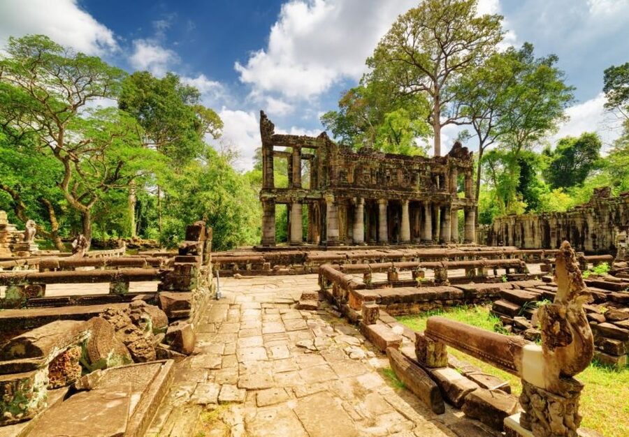 From Siem Reap: Banteay Srei Temple & Grand 5 Temple Tour - Ta Som and the famous tree roots