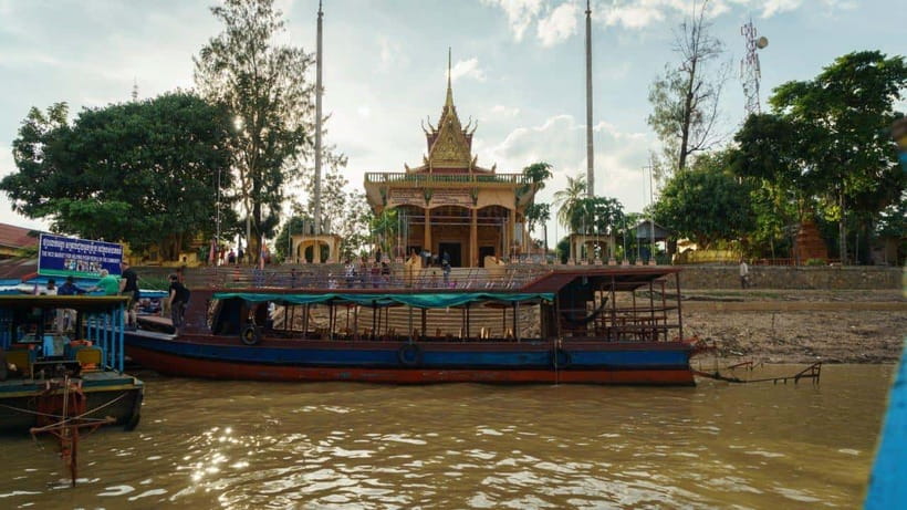 From Siem Reap: Kampong Phluk Floating Village Tour by Boat - Boarding the boat at Kampong Phluk