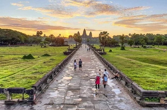 Full Day Tour Angkor Wat Sunrise and Siem Reap Temples - Bayon’s famous faces and carved stories