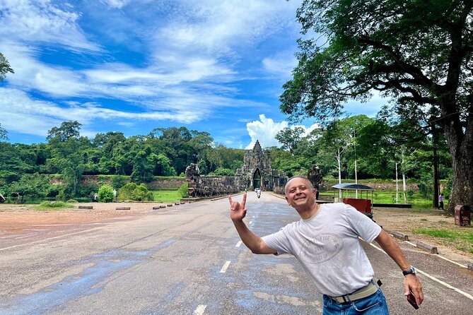 Full Day Tour Phnom Penh to Siem Reap Taxi, Angkor Visit & Return - Bayon and the stone faces of Angkor Thom