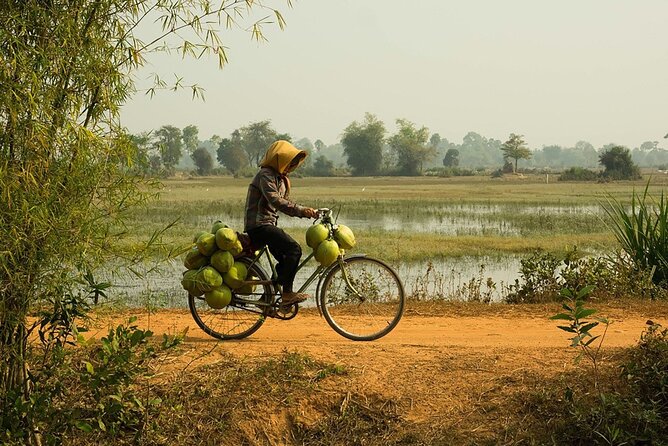 Grand Tour-Ek Phnom. Baset. Bamboo Train. Wat Banan. Phnom Sampov - Ek Phnom, a temple and a giant Buddha