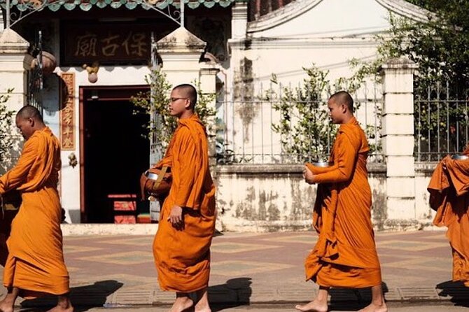 half day morning tour by Tuk-Tuk - Prasat Ek Phnom and the large Buddha statue