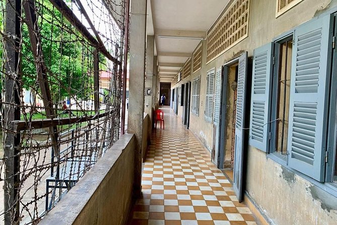 Half-Day Phnom Penh City Tours - Central Market is the liveliest final stop