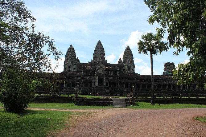 Half Day Tour- Angkor Wat, Ta Promh, Bayon Temple - Private transport, heat, and small comforts