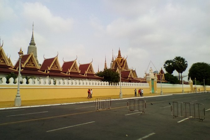 Half Day Tour to Royal Palace, Wat Phnom & Independent Monument - Independence Monument and modern Cambodia
