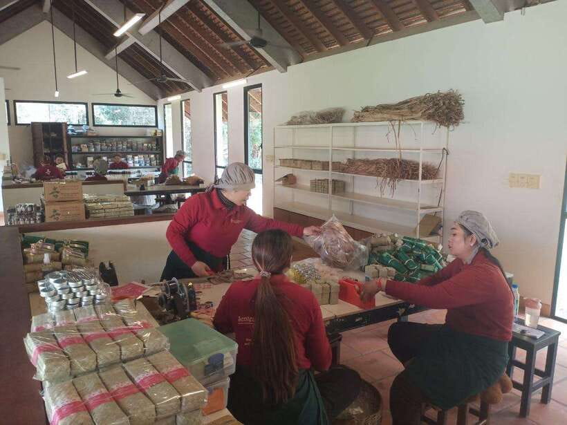 Half Day Trip: Silk Farm, Satcha, and Senteur d'Angkor Tour - Artisan d’Angkor and the final craft stop