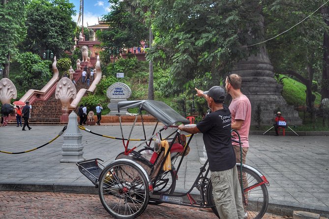 Hidden Phnom Penh City Tour, Royal Palace, Wat Phnom - The cyclo portion: markets, stalls, coffee, and side streets