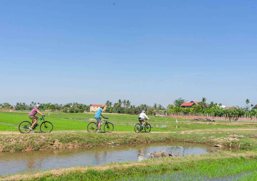 Kampong Phluk: Floating Village Sunset Bike Tour or E-Bike - Morning roads through farms and villages