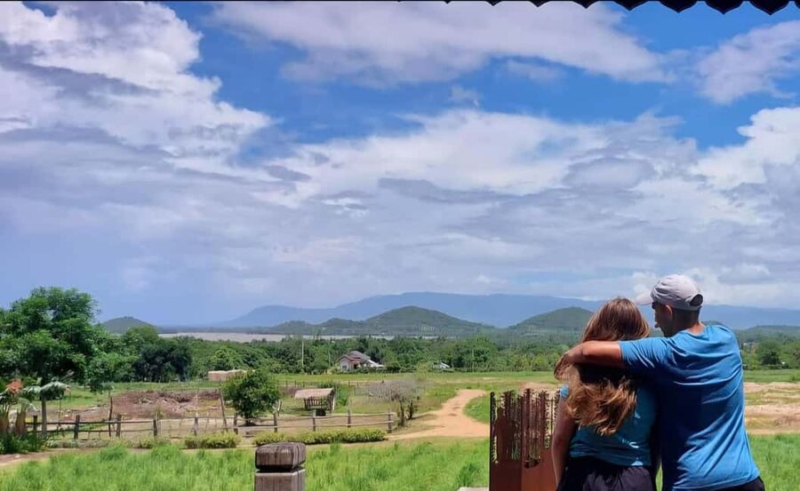 Kampot: Pepper Farm Tours, Salt, Lake & Phnom Chhngok Temple - What the guide adds to the day
