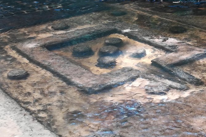 Kbal Spean, Banteay Srei & Banteay Samre temple - Kbal Spean begins with a two-hour uphill walk