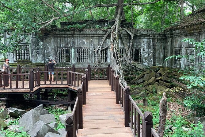 Kbal Spean, Banteay Srei, Beng Melea & Rolous temples Tour - Kbal Spean and the carved streambed