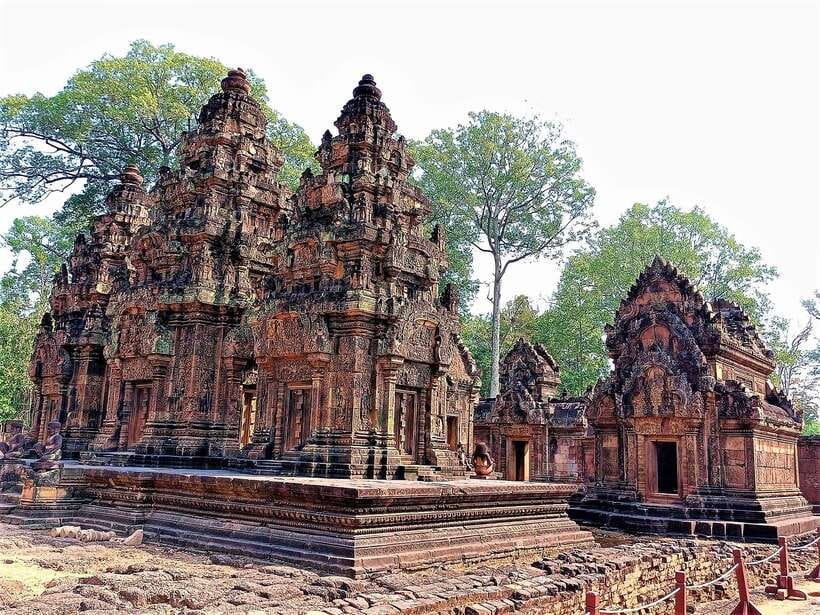 Kbal Spean Trekking Tour with Banteay Srei & Landmine Museum - Banteay Srei and its pink sandstone detail