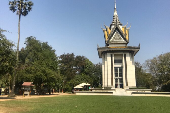 Khmer Rouge, genocide museum &killing field tour - The road to Choeung Ek and the Killing Fields